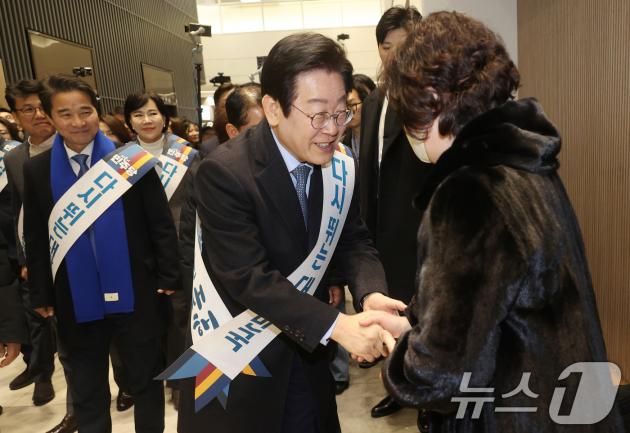 이재명 더불어민주당 대표가 설 연휴를 앞둔 24일 오전 서울 서초구 반포동 고속버스터미널에서 설 귀성객에게 인사하고 있다. (공동취재) 2025.1.24/뉴스1 ⓒ News1 이동해 기자