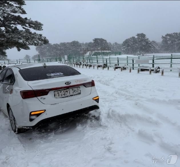 지난 28일 제주시 용강동에서 렌터카가 눈길에 미끄러져 고립돼 있다.(제주소방안전본부 제공)