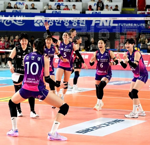 기뻐하는 김연경(왼쪽)과 흥국생명 선수들(KOVO제공)