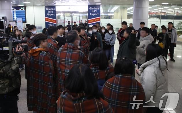 29일 부산 강서구 대저동 김해공항에서 홍콩행 에어부산 항공기에서 화재가 발생한 가운데 사고 항공기에서 탈출한 승객들이 공항을 빠져나오고 있다. 2025.1.29/뉴스1 ⓒ News1 윤일지 기자