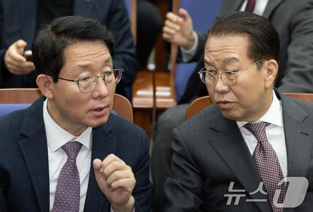 권영세 국민의힘 비상대책위원장과 김상훈 정책위의장이 16일 오전 서울 여의도 국회에서 열린 의원총회에서 대화를 하고 있다. 2025.1.16/뉴스1 ⓒ News1 이재명 기자