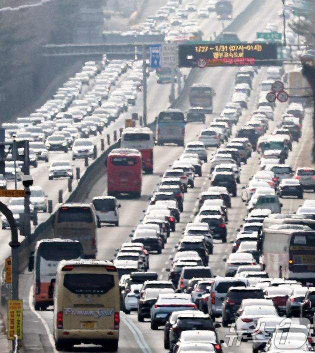설 연휴 마지막 날인 30일 서울 서초구 잠원IC 인근 경부고속도로 상행선(왼쪽)·하행선 방향 차량들이 일제히 서행하고 있다. 한국도로교통공사는 이날 수도권에서 지방으로 40만대, 지방에서 수도권으로 43만대가 움직이는 등 전국에서 525만대가 이동할 것으로 전망했다. 귀성방향은 오전 7∼8시께 정체가 시작돼 낮 12∼1시께 극심하겠으며, 귀경방향 정체는 오전 8∼9시께 시작돼 오후 5∼6시께 최대에 이를 것으로 보인다. 2025.1.30/뉴스1 ⓒ News1 오대일 기자