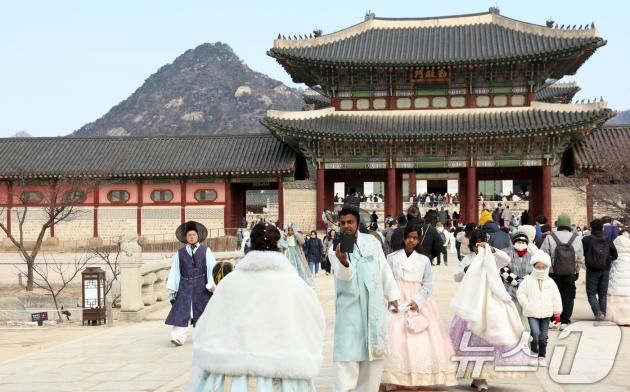 설 연휴 마지막 날인 30일 서울 경복궁에서 관람객들이 즐거운 시간을 보내고 있다. 국가유산청 궁능유적본부는 30일까지 경복궁·창덕궁·덕수궁·창경궁 등 4대 궁과 종묘, 조선왕릉을 무료로 개방했다. 2025.1.30/뉴스1 ⓒ News1 김명섭 기자