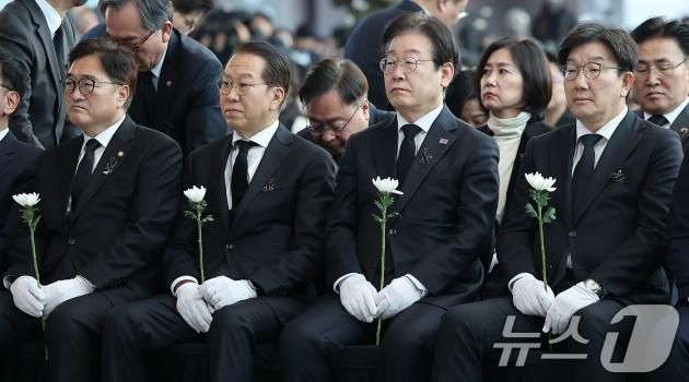 우원식 국회의장(왼쪽부터), 권영세 국민의힘 비상대책위원장, 이재명 더불어민주당 대표, 권성동 국민의힘 원내대표가 18일 오전 전남 무안국제공항에서 열린 12·29 제주항공 여객기 참사 희생자 합동 추모식에 참석해 헌화 준비를 하고 있다. 2025.1.18/뉴스1 ⓒ News1 김진환 기자