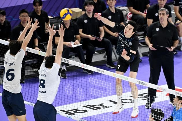 현대캐피탈 허수봉이 29일 열린 대한항공과의 2025-26 V리그 원정경기에서 공격을 시도하고 있다. (KOVO 제공)