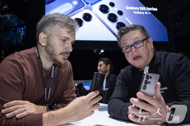 22일(현지시간) 미국 새너제이 SAP센터에서 열린 삼성전자 상반기 '갤럭시 언팩 2025'에서 관람객이 '갤럭시 S25 시리즈'를 체험하고 있다. (삼성전자 제공) 2025.1.23/뉴스1
