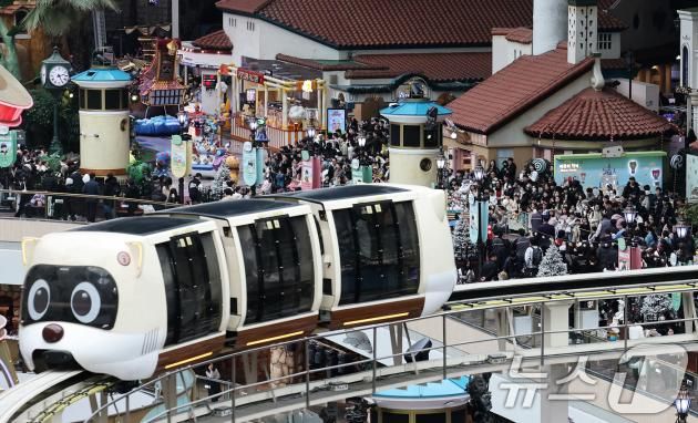 민족대명절 설 연휴 마지막 날인 30일 오후 서울 송파구 잠실 롯데월드 어드벤처를 찾은 시민들이 퍼레이드를 즐기며 막바지 연휴를 만끽하고 있다. 2025.1.30/뉴스1 ⓒ News1 오대일 기자