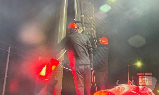 지난 28일 오후 제주시 조천읍에서 소방대원들이 도로 표지판 안전조치를 하고 있다.(제주소방안전본부 제공)