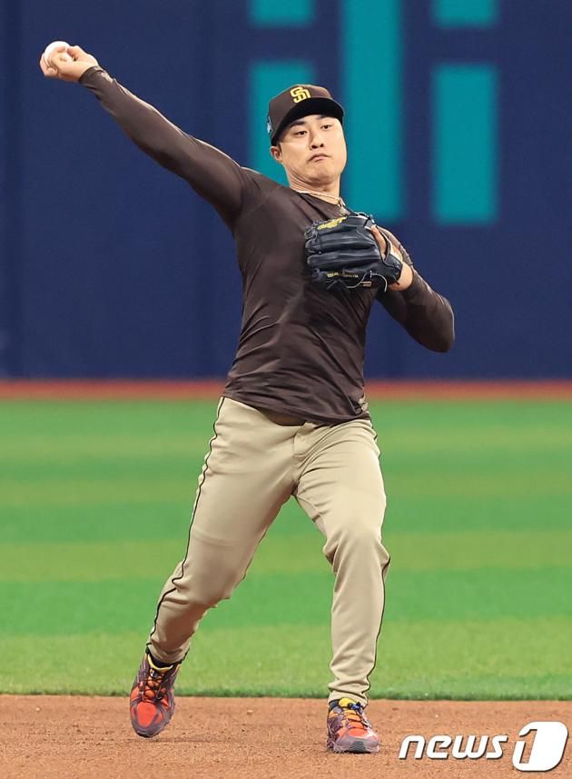 21일 서울 구로구 고척스카이돔에서 열리는 2024 미국 메이저리그(MLB) 월드투어 서울시리즈 공식 개막전 샌디에이고 파드리스와 LA 다저스의 2차전 경기를 앞두고 샌디에이고 파드리스 김하성이 훈련을 하고 있다. 2024.3.21/뉴스1 ⓒ News1 김진환 기자
