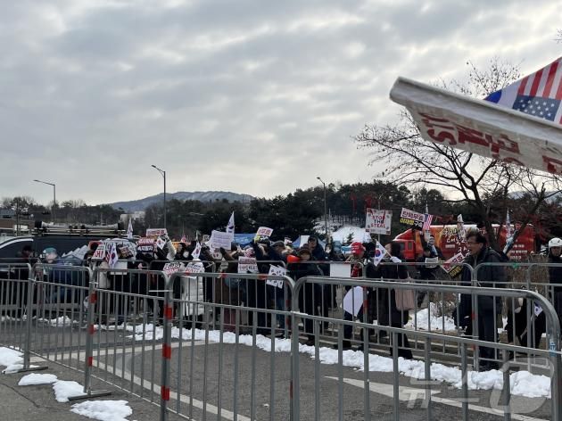 30일 오전 경기 의왕 소재 서울구치소 앞에 윤석열 대통령 지지자들이 모여있다. 2025.1.30/뉴스1 ⓒ News1 유수연 기자