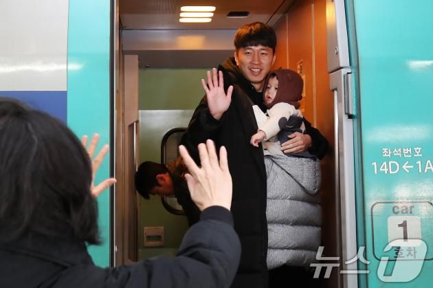 설 연휴 마지막 날인 30일 오전 대구 동구 동대구역에서 할머니가 귀경열차에 오른 손주를 향해 손을 흔들며 작별 인사를 나누고 있다. 2025.1.30/뉴스1 ⓒ News1 공정식 기자