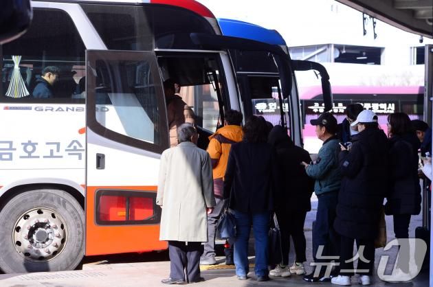 설 연휴 마지막 날인 30일 광주 서구 광천동의 종합버스터미널에서 귀경객들이 버스에 오르고 있다. 2025.1.30/뉴스1 ⓒ News1 이승현 기자