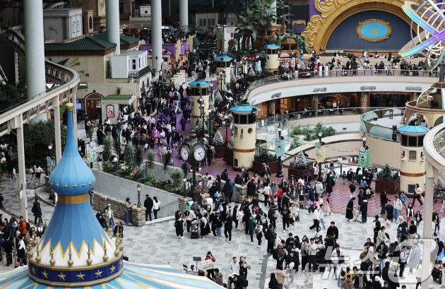 민족대명절 설 연휴 마지막 날인 30일 오후 서울 송파구 잠실 롯데월드 어드벤처를 찾은 시민들이 가족과 함께 막바지 연휴를 만끽하고 있다. 2025.1.30/뉴스1 ⓒ News1 오대일 기자