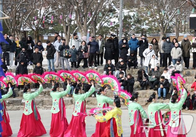 설 연휴 마지막 날인 30일 경기 용인시 기흥구 한국민속촌에서 시민들이 전통 공연을 관람하고 있다. 2025.1.30/뉴스1 ⓒ News1 김영운 기자
