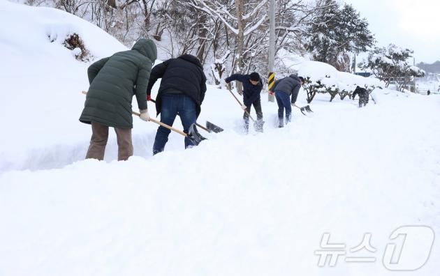 29일 전북자치도 진안군이 제설작업을 하고 있다.(진안군제공)2025.1.29/뉴스1