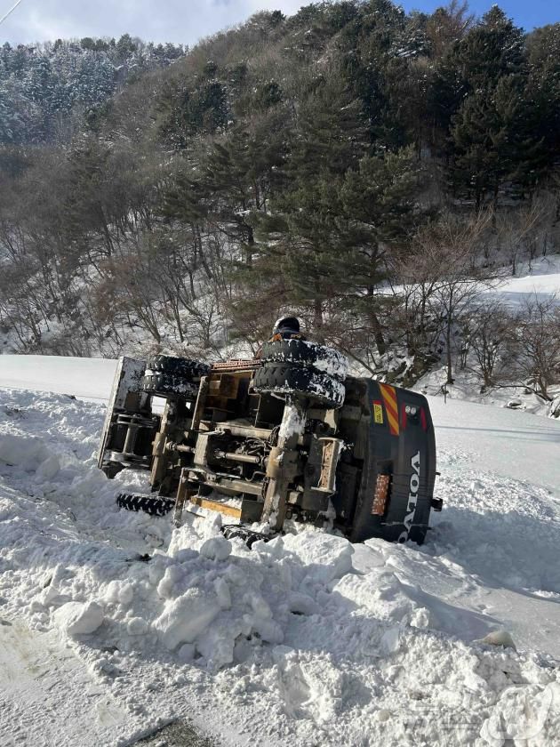 강원 평창 방림면 계촌리 굴삭기 추락 현장.(강원도소방본부 제공창