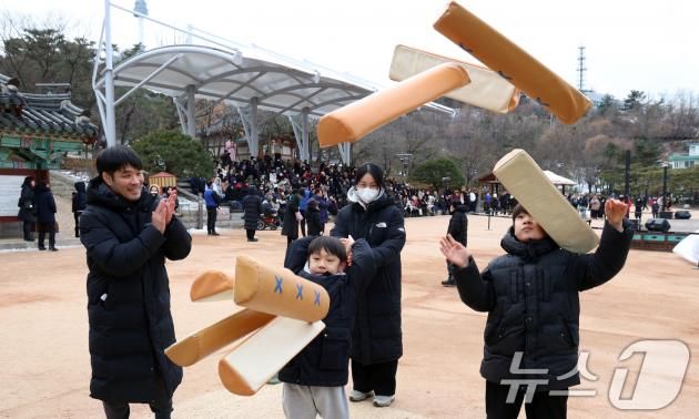 설 연휴 마지막 날인 30일 서울 중구 남산골 한옥마을에서 열린 '2025 남산골 설축제 새해 꽃등' 행사에서 시민들이 전통놀이를 하며 즐거운 시간을 보내고 있다. 2025.1.30/뉴스1 ⓒ News1 김명섭 기자