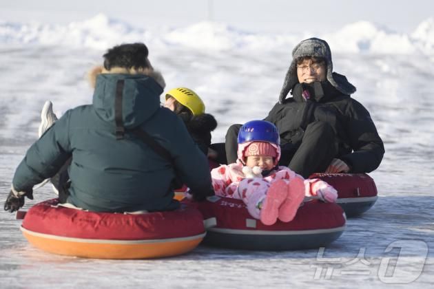'2025 얼음나라 화천산천어축제'가 지난 11일부터 오는 2월 2일까지 화천군 화천읍 화천천 일대에서 열리고 있는 가운데, 설 연휴 마지막 날인 30일 축제장을 방문한 관광객들이 눈썰매를 타며 휴일을 즐기고 있다. (화천군 제공) 2025.1.30./뉴스1 ⓒ News1 신관호 기자