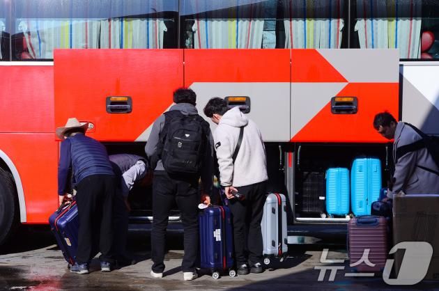 설 연휴 마지막 날인 30일 광주 서구 광천동 종합버스터미널 승차장의 한 버스에 귀경객들이 짐을 싣고 있다. 2025.1.30/뉴스1 ⓒ News1 이승현 기자