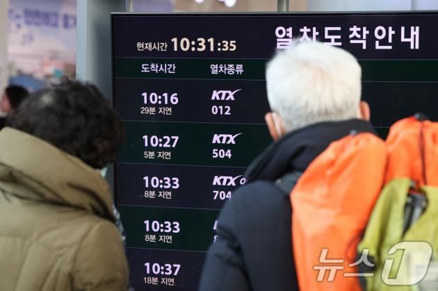 설 연휴 마지막 날인 30일 서울역 전광판에 강설·한파로 인한 열차 지연 안내가 표시되고 있다. 2025.1.30/뉴스1 ⓒ News1 신웅수 기자