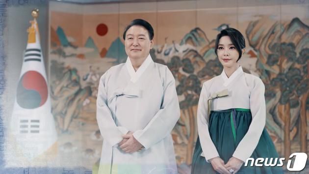 대통령실은 9일 윤석열 대통령과 부인 김건희 여사의 2022년 추석 인사 영상메시지를 공개했다. 윤 대통령은 국민들을 향해 