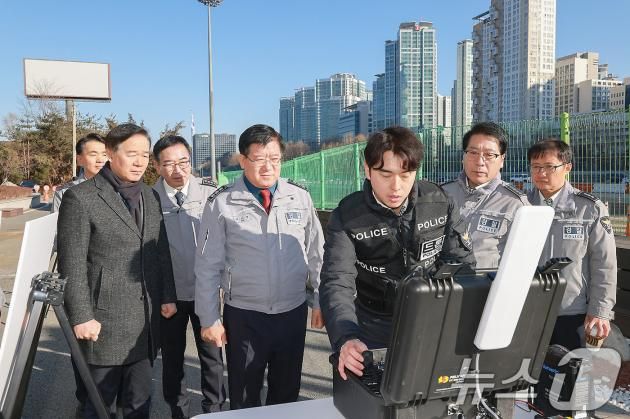 이호영 경찰청 차장(청장 직무대행)이 설 연휴 첫날인 25일 고속도로순찰대와 경찰항공대를 순시하며 교통·치안 상황을 점검하고 있다. 이 직무대행은 현장 대원들을 격려하며 연휴 기간 고향을 오가는 시민들의 안전을 위해 힘써달라고 당부했다. (경찰청 제공) 2025.1.25/뉴스1