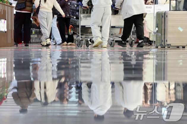설 연휴 마지막 날인 30일 서울 강서구 김포국제공항 국제선 입국장으로 여행객들이 들어오고 있다. 2025.1.30/뉴스1 ⓒ News1 이동해 기자