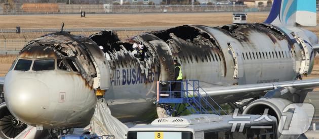 부산 강서구 김해국제공항에서 이륙을 준비하던 홍콩행 에어부산 항공기 BX391편 내부에서 불이 나 승객과 승무원 등이 비상 탈출한 가운데 29일 항공·철도사고 조사위원회(ARAIB) 등 관계자들이 불에 탄 항공기를 살펴보며 조사하고 있다. 2025.1.29/뉴스1 ⓒ News1 윤일지 기자