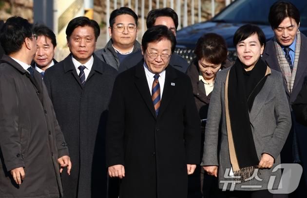 더불어민주당 이재명 대표를 비롯한 의원들이 30일 오후 경남 양산시 하북면 평산마을 문재인 전 대통령 사저에서 문 전 대통령 에방을 마치고 나서고 있다. 2025.1.30/뉴스1 ⓒ News1 김민지 기자