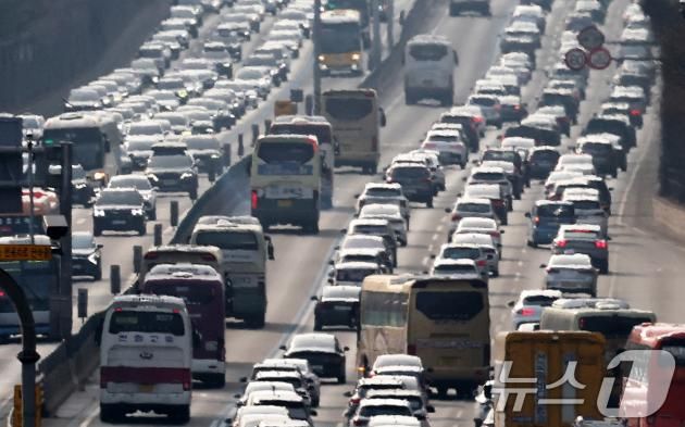 설 연휴 마지막 날인 30일 서울 서초구 잠원IC 인근 경부고속도로 상행선(왼쪽)·하행선 방향 차량들이 일제히 서행하고 있다. 한국도로교통공사는 이날 수도권에서 지방으로 40만대, 지방에서 수도권으로 43만대가 움직이는 등 전국에서 525만대가 이동할 것으로 전망했다. 귀성방향은 오전 7∼8시께 정체가 시작돼 낮 12∼1시께 극심하겠으며, 귀경방향 정체는 오전 8∼9시께 시작돼 오후 5∼6시께 최대에 이를 것으로 보인다. 2025.1.30/뉴스1 ⓒ News1 오대일 기자