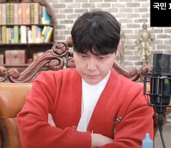 울분을 삼키는 신남성연대 배인규 대표. (유튜브 갈무리)