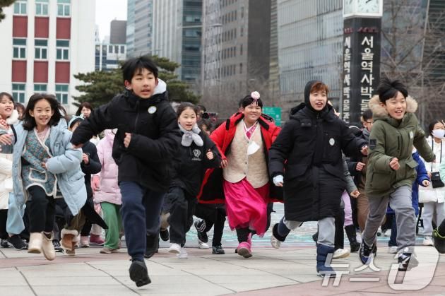 설 연휴 마지막 날인 30일 서울 종로구 서울역사박물관에서 어린이들이 무궁화 꽃이 피었습니다 게임을 하며 즐거운 시간을 보내고 있다. 2025.1.30/뉴스1 ⓒ News1 신웅수 기자
