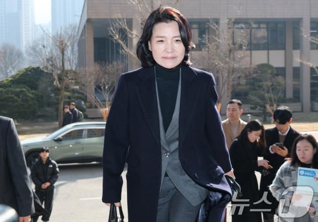 이진숙 방송통신위원장이 23일 경기도 과천시 정부과천청사 방송통신위원회로 출근하고 있다. 헌법재판소는 이날 헌재 대심판정에서 이 위원장 탄핵 사건 선고기일을 열고 재판관 4대 4 의견으로 기각 결정했다. 2025.1.23/뉴스1 ⓒ News1 임세영 기자