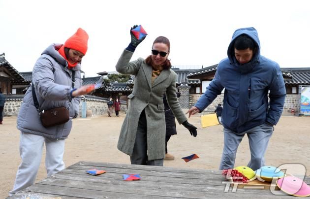 설 연휴 마지막 날인 30일 서울 중구 남산골 한옥마을에서 열린 '2025 남산골 설축제 새해 꽃등' 행사에서 외국인 관광객들이 전통놀이를 하며 즐거운 시간을 보내고 있다. 2025.1.30/뉴스1 ⓒ News1 김명섭 기자