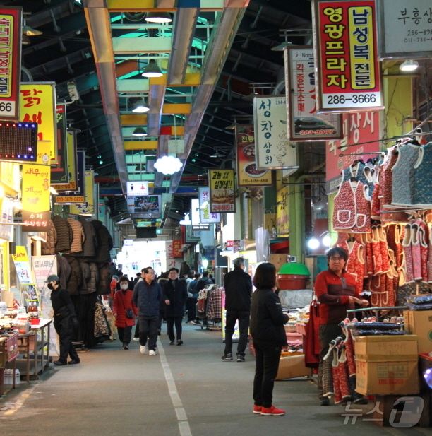 설 연휴가 시작된 지난 24일 찾은 전주남부시장, 전주 대표 관광지인 한옥마을은 계엄사태와 탄핵정국으로 방문객 수가 줄면서 남부시장 상인들의 한숨도 깊어지고 있다./뉴스1 신준수 기