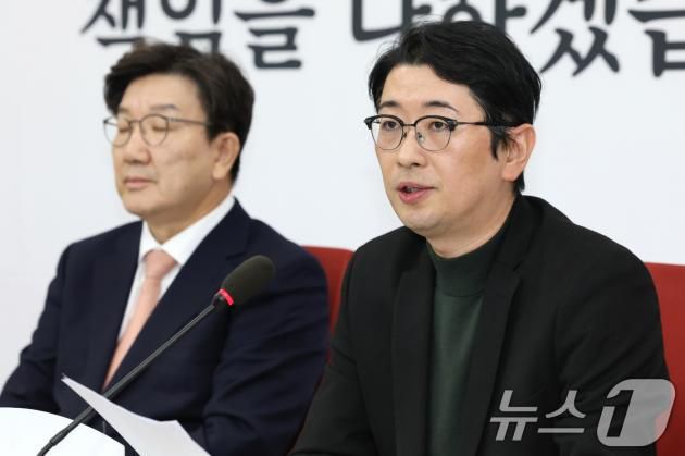 주진우 국민의힘 법률자문위원장이 14일 오후 서울 여의도 국회에서 열린 권성동 원내대표의 기자간담회에 참석해 발언하고 있다. 2025.1.14/뉴스1 ⓒ News1 이광호 기자