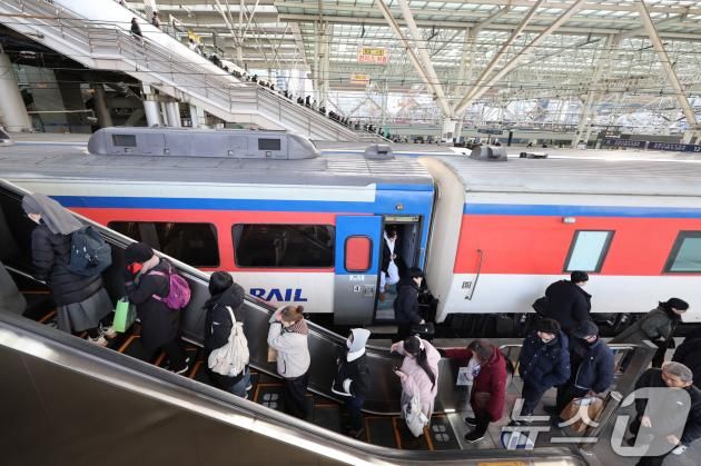 설 연휴 마지막 날인 30일 오전 기차를 이용해 서울역에 도착한 귀경객들이 집으로 향하고 있다. 2025.1.30/뉴스1 ⓒ News1 신웅수 기자