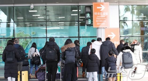 설 연휴 마지막 날인 30일 오전 제주국제공항 국내선 출발층이 제주를 떠나려는 귀경객과 관광객들로 붐비고 있다. 2025.1.30/뉴스1 ⓒ News1 오현지 기자