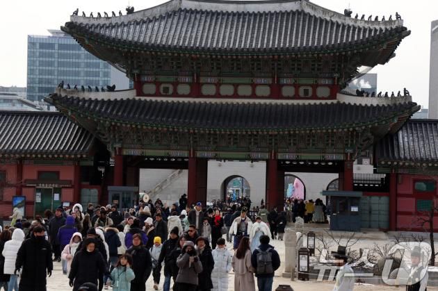 설 연휴 마지막 날인 30일 서울 경복궁에서 관람객들이 즐거운 시간을 보내고 있다. 국가유산청 궁능유적본부는 30일까지 경복궁·창덕궁·덕수궁·창경궁 등 4대 궁과 종묘, 조선왕릉을 무료로 개방했다. 2025.1.30/뉴스1 ⓒ News1 김명섭 기자