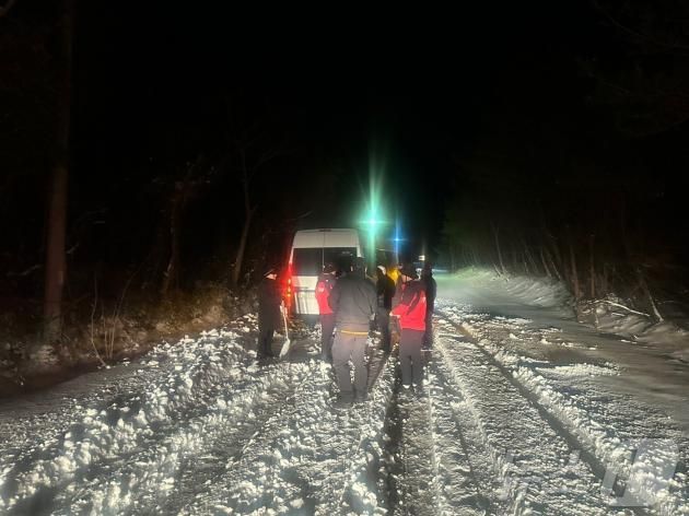 지난 29일 오후 서귀포시 하원동 쌍계암 인근에서 관광객 12명이 탄 차량이 눈길에 고립돼 소방이 구조에 나섰다.(제주소방안전본부 제공)
