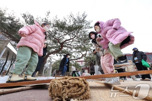 설 연휴 마지막 날인 30일 서울 종로구 서울역사박물관에서 어린이들이 널뛰기를 하며 즐거운 시간을 보내고 있다. 2025.1.30/뉴스1 ⓒ News1 신웅수 기자