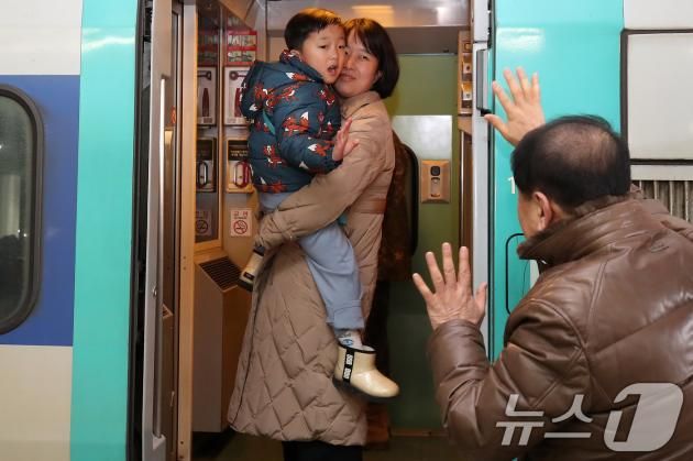 설 연휴 마지막 날인 30일 오전 대구 동구 동대구역에서 할아버지가 귀경열차에 오른 손주를 향해 손을 흔들며 작별 인사를 나누고 있다. 2025.1.30/뉴스1 ⓒ News1 공정식 기자