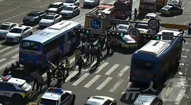 29일 오전 11시 5분쯤 서울 강남구 강남대로 교보타워사거리에서 오토바이가 421번 버스와 추돌하는 사고가 발생했다. (인근 폐쇄회로TV) 2025.1.29/뉴스1