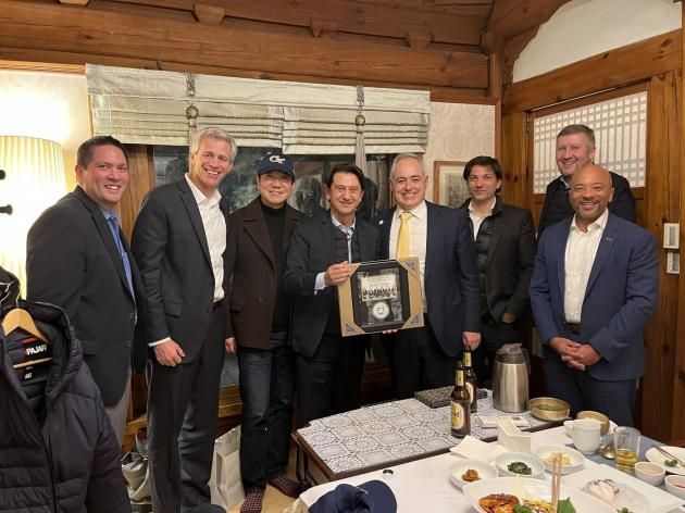 호세 무뇨스 현대자동차 사장(왼쪽 네 번째)이 서울 모처에서 앙헬 카브레라 조지아공대 총장(왼쪽 다섯 번째)과 만나 기념촬영을 한 모습(카브레라 총장 링크드인 갈무리). 2025.01.31.