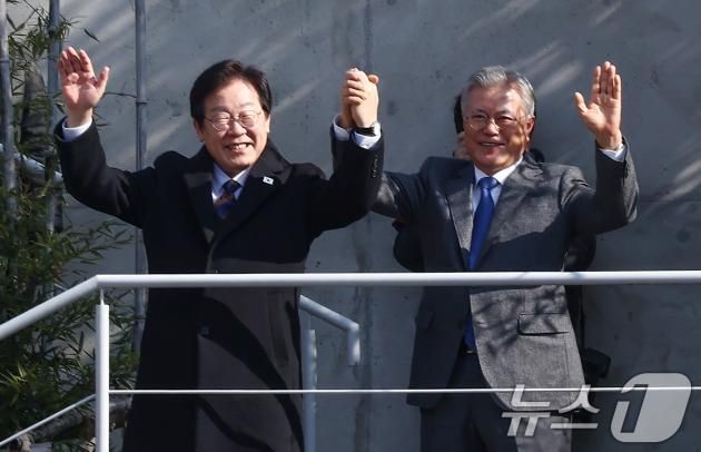 이재명 더불어민주당 대표가 30일 오후 경남 양산시 하북면 평산마을 문재인 전 대통령 사저를 방문해 문 전 대통령을 예방, 손을 맞잡고 지지자들을 향해 인사하고 있다. 2025.1.30/뉴스1 ⓒ News1 김민지 기자