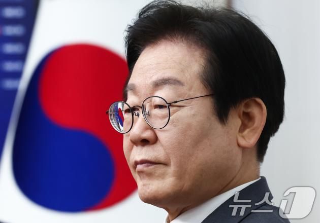 이재명 더불어민주당 대표가 31일 오전 서울 여의도 국회에서 열린 최고위원회의에서 박찬대 원내대표의 발언을 듣고 있다. 2025.1.31/뉴스1 ⓒ News1 김민지 기자