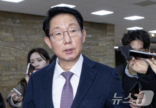 김상훈 국민의힘 정책위의장이 22일 오전 서울 여의도 국회에서 국정협의체 실무 협의를 마친 후 취재진 질문을 듣고 있다. 2025.1.22/뉴스1 ⓒ News1 이재명 기자