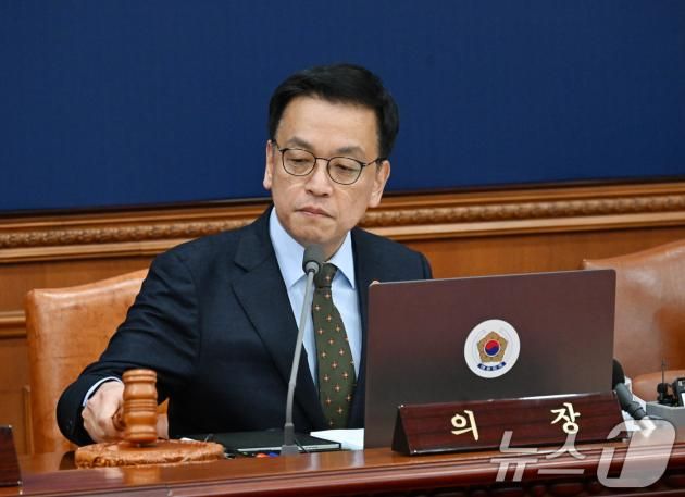 최상목 대통령 권한대행 부총리 겸 기획재정부 장관이 21일 서울 종로구 정부서울청사에서 열린 '제3회 국무회의'에서 의사봉을 두드리고 있다. (기획재정부 제공) 2025.1.21/뉴스1