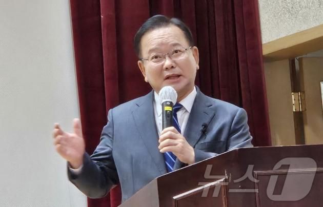 김부겸 전 국무총리가 17일 광주 조선대학교 서석홀에서 '지산학(지자체·기업·대학) 상생협력 글로컬 초청특강'을 하고 있다. (김부겸 전 국무총리 측 제공) 2024.10.17/뉴스1 ⓒ News1 김민지 기자