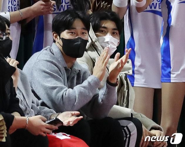 4일 오후 서울 송파구 잠실학생체육관에서 열린 'SKT 에이닷 프로농구 2022-2023 KBL' 서울 SK 나이츠와 원주 DB 프로미의 경기에서 샌디에이고 김하성과 키움 이정후가 경기를 관전하고 있다. 2023.1.4/뉴스1 ⓒ News1 구윤성 기자